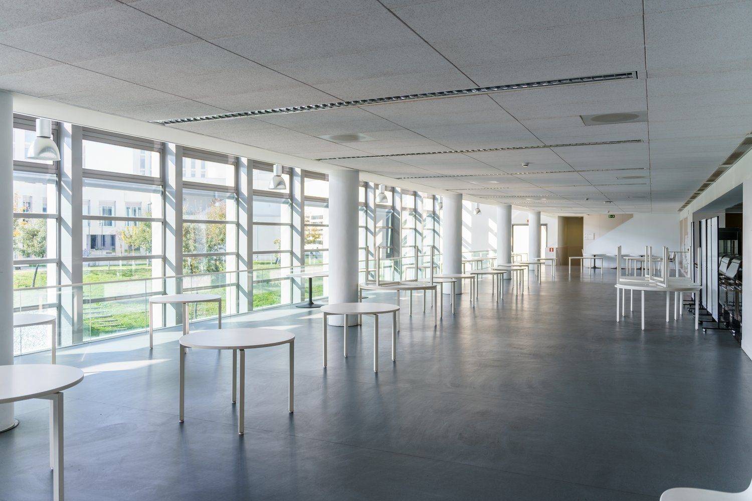 Puste foyer obiektu konferencyjnego ze stoiskami wystawców